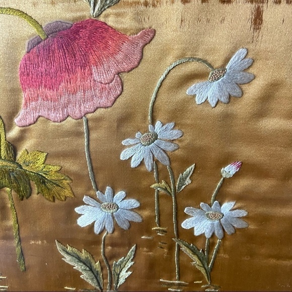 CHINESE silk embroidery of wild poppies and daisies on gold silk. Rare fine art. - Picture 4 of 11